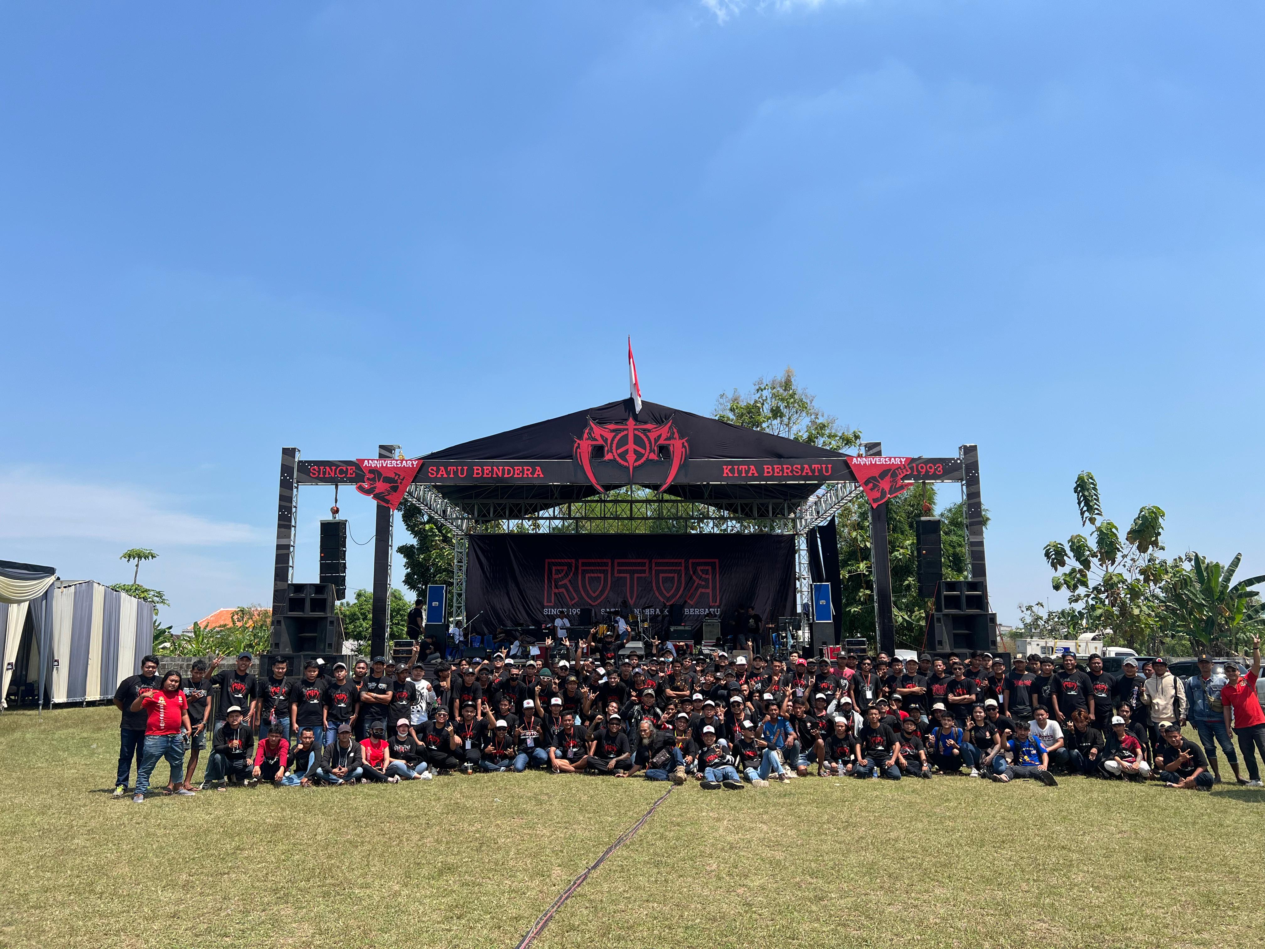 ANNIVERSARY ROTOR KE-32 MERIAH DENGAN MUSIKAL DANGDUT DI LAPANGAN DESA LOWAYU